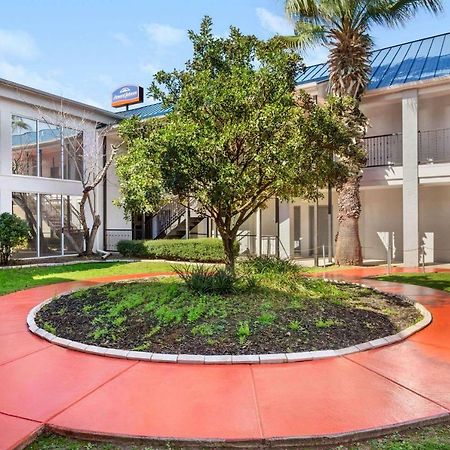 Howard Johnson By Wyndham San Antonio Hotel & Suites Extérieur photo