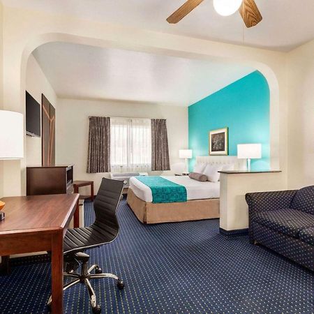 Howard Johnson By Wyndham San Antonio Hotel & Suites Extérieur photo