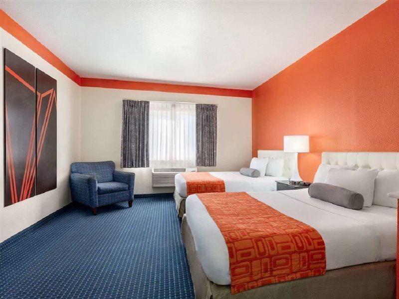 Howard Johnson By Wyndham San Antonio Hotel & Suites Extérieur photo