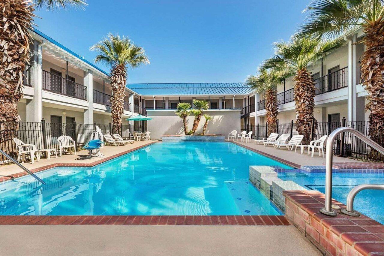 Howard Johnson By Wyndham San Antonio Hotel & Suites Extérieur photo
