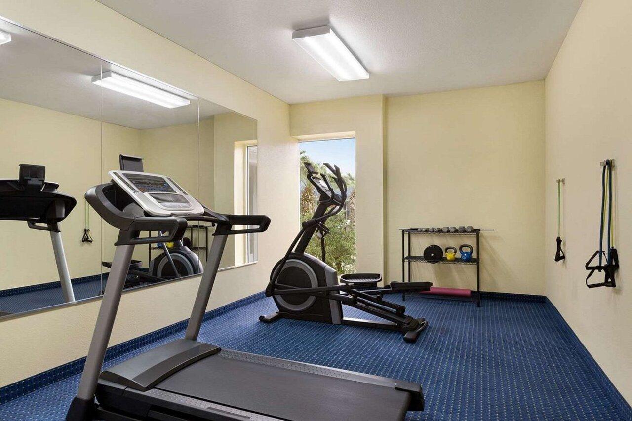 Howard Johnson By Wyndham San Antonio Hotel & Suites Extérieur photo