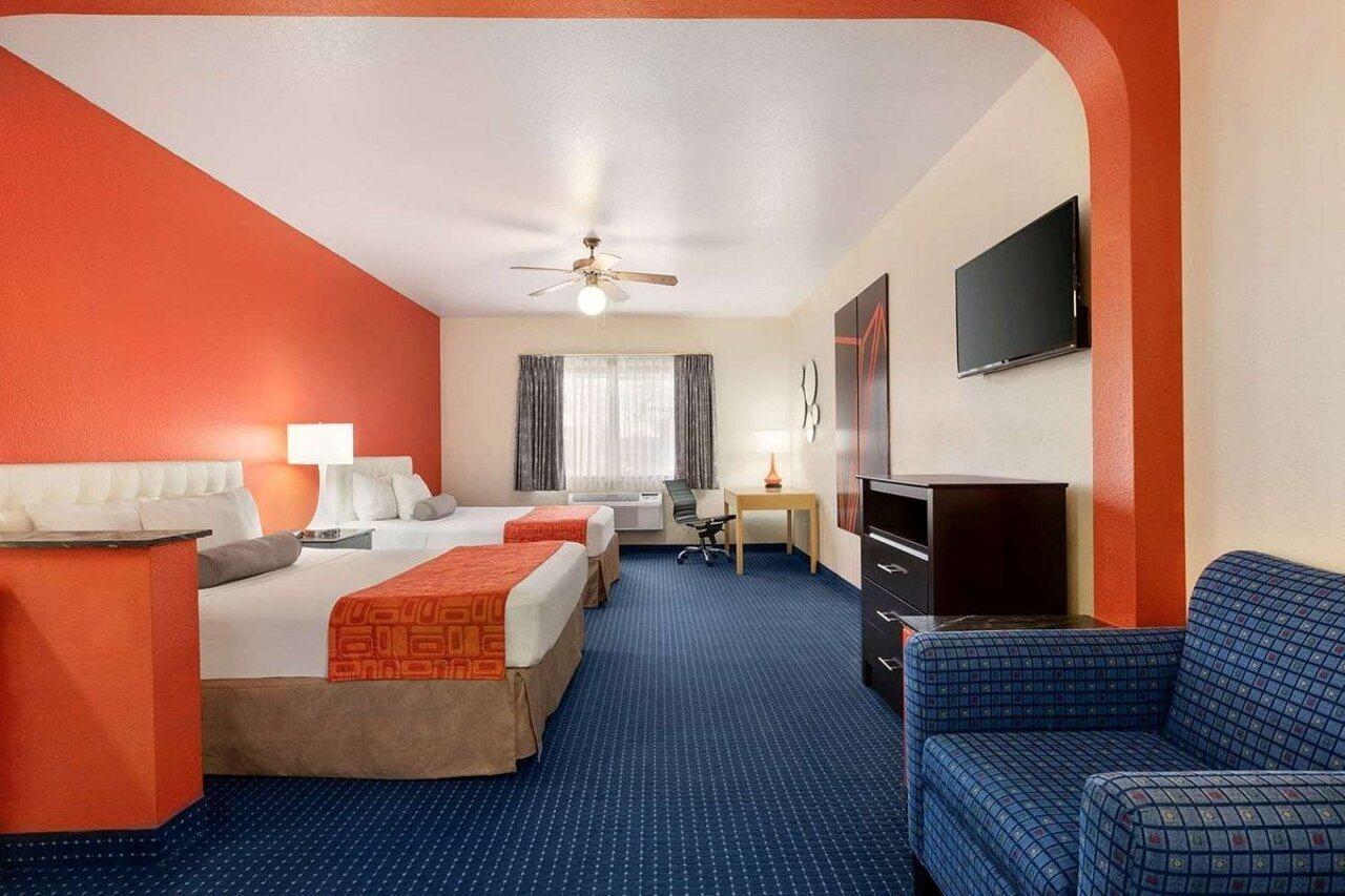 Howard Johnson By Wyndham San Antonio Hotel & Suites Extérieur photo