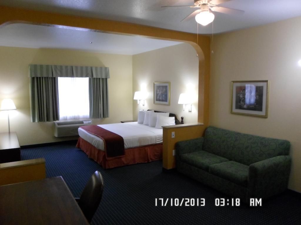 Howard Johnson By Wyndham San Antonio Hotel & Suites Extérieur photo