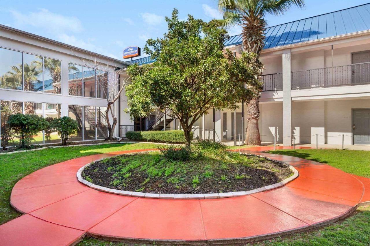 Howard Johnson By Wyndham San Antonio Hotel & Suites Extérieur photo