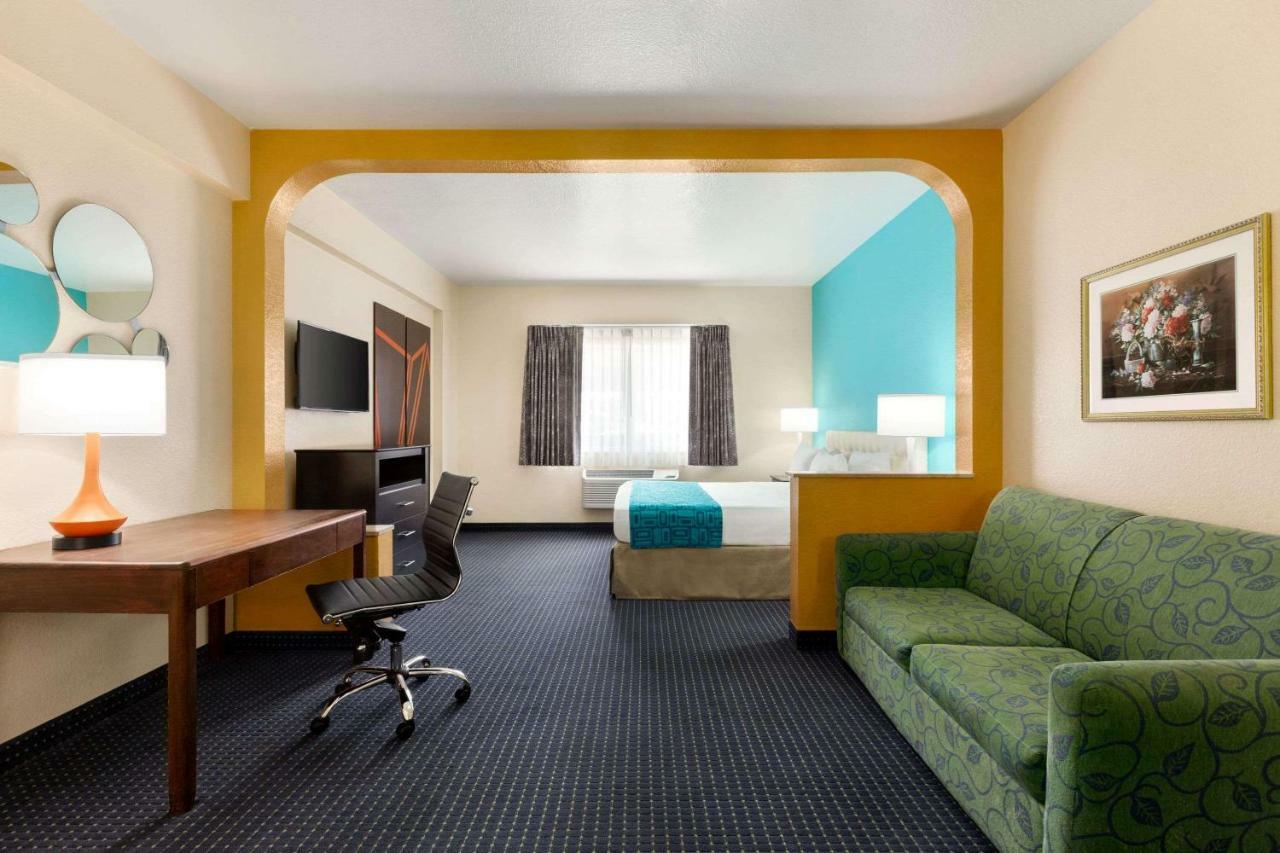 Howard Johnson By Wyndham San Antonio Hotel & Suites Extérieur photo
