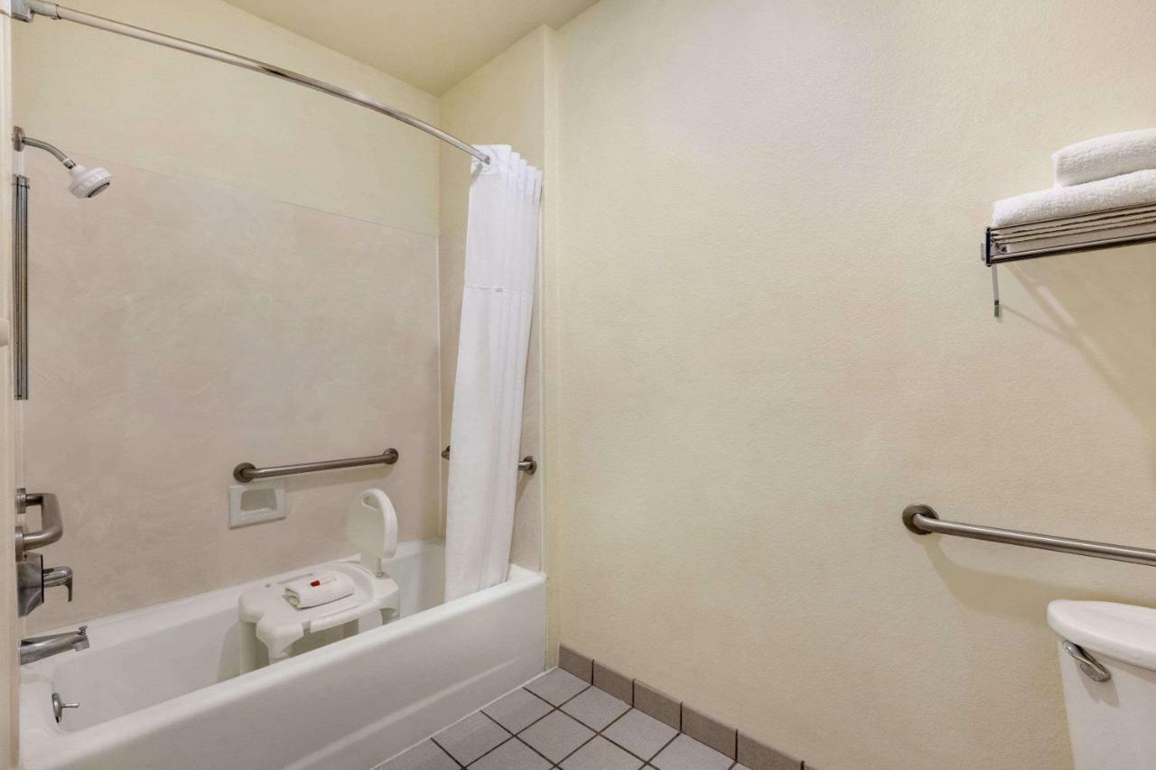 Howard Johnson By Wyndham San Antonio Hotel & Suites Extérieur photo