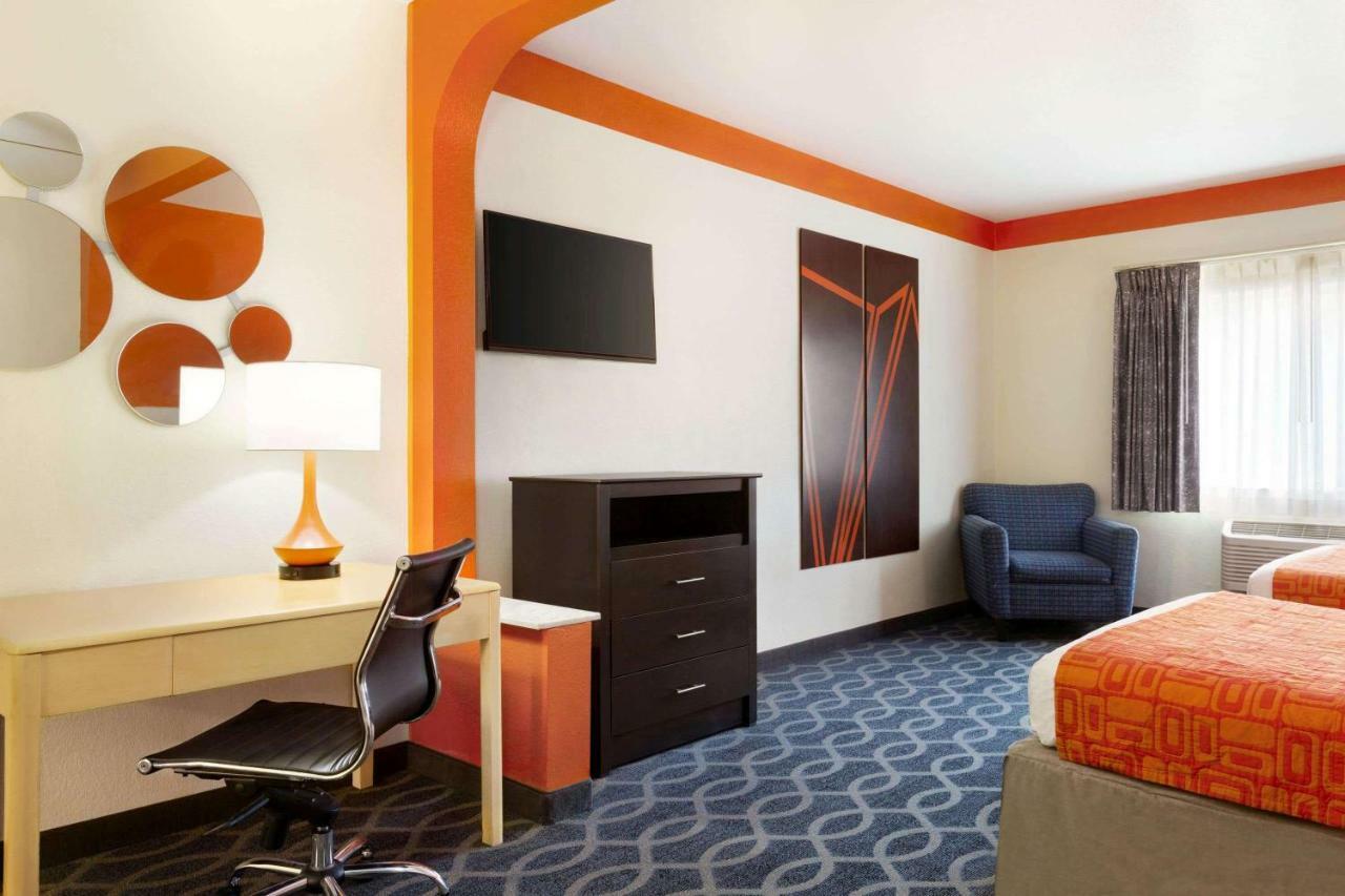 Howard Johnson By Wyndham San Antonio Hotel & Suites Extérieur photo