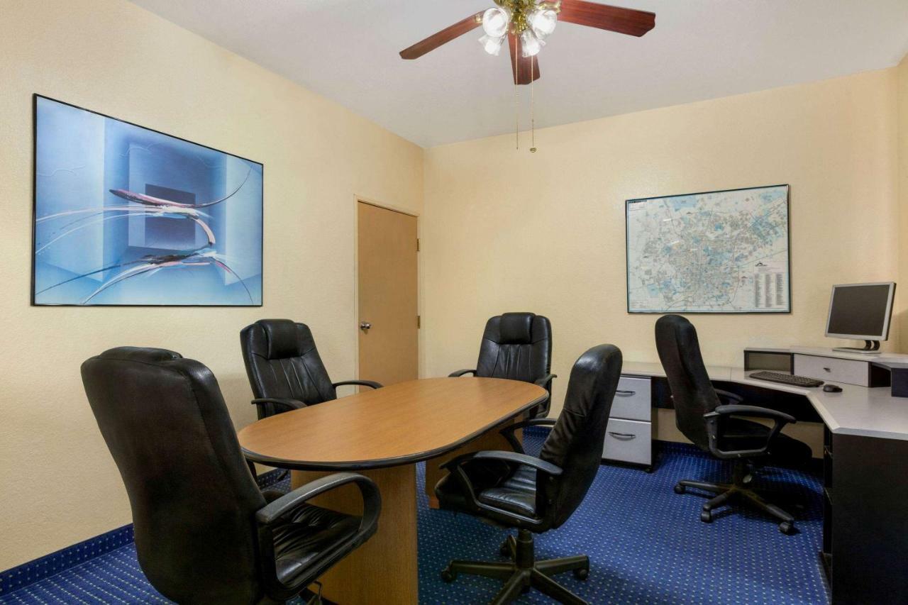 Howard Johnson By Wyndham San Antonio Hotel & Suites Extérieur photo