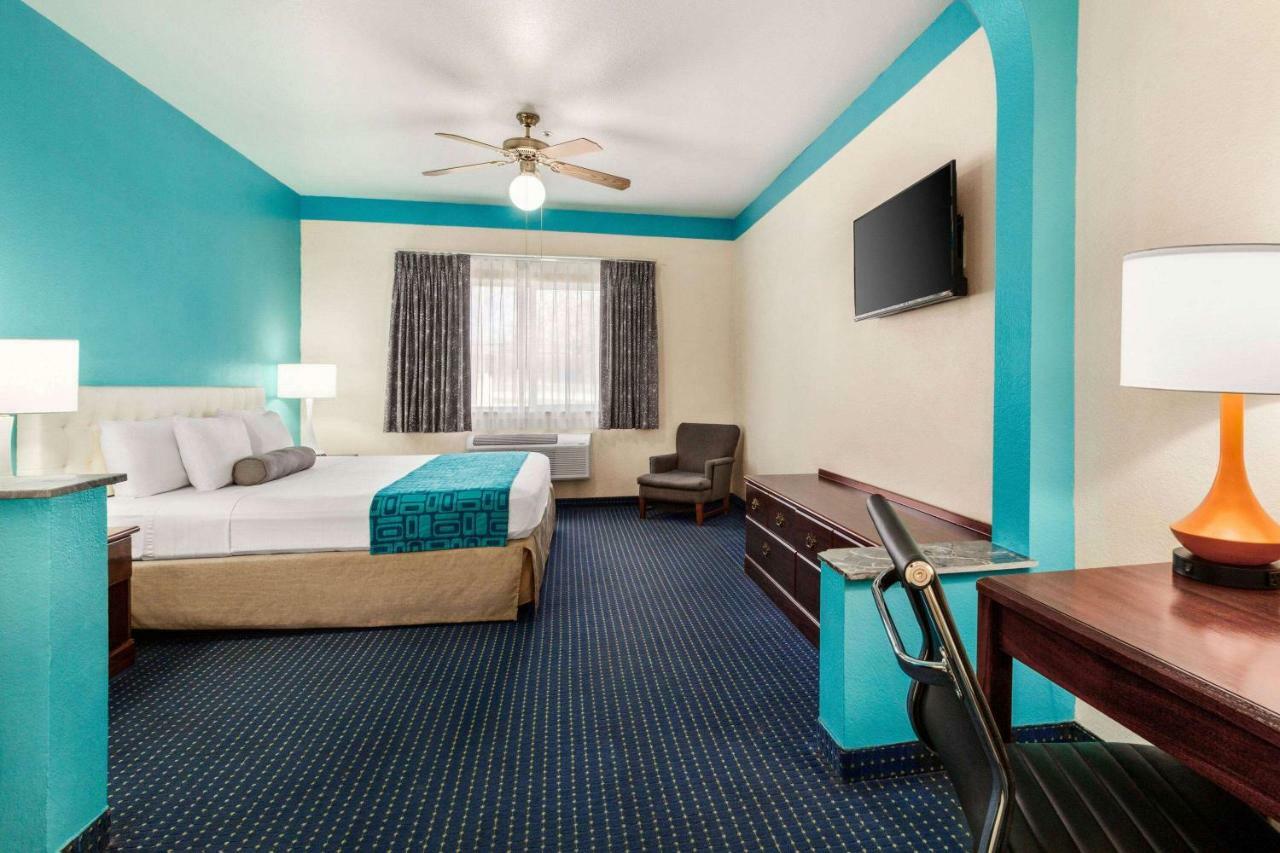 Howard Johnson By Wyndham San Antonio Hotel & Suites Extérieur photo