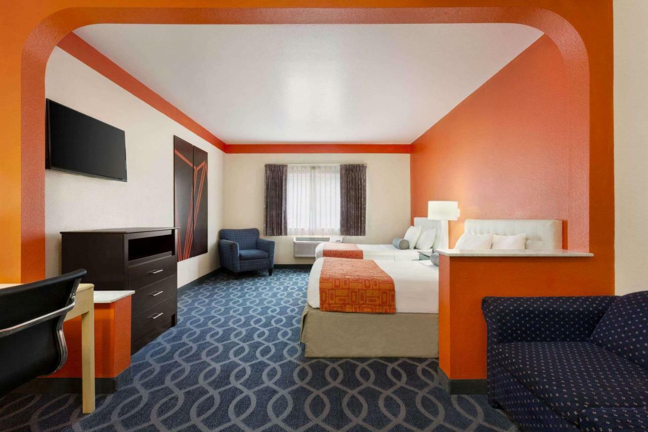 Howard Johnson By Wyndham San Antonio Hotel & Suites Extérieur photo