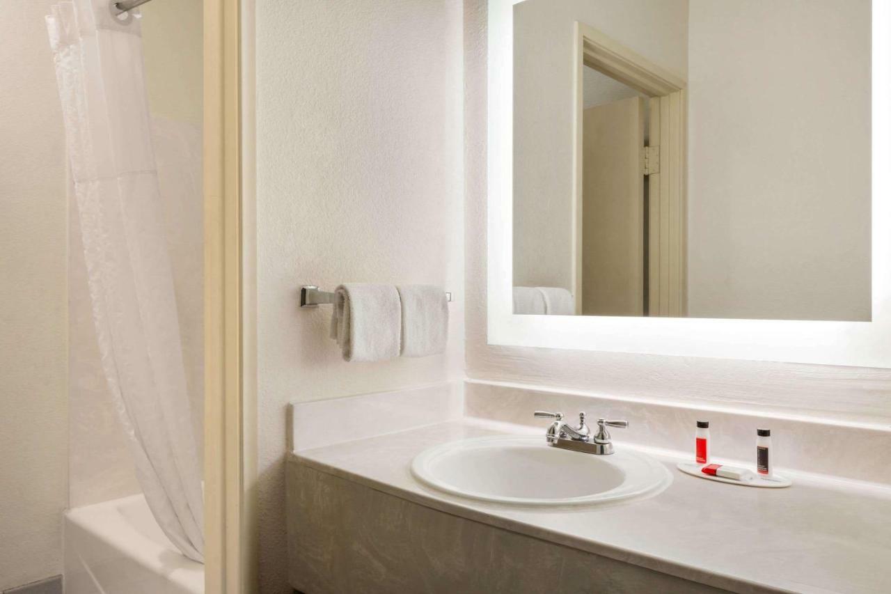 Howard Johnson By Wyndham San Antonio Hotel & Suites Extérieur photo