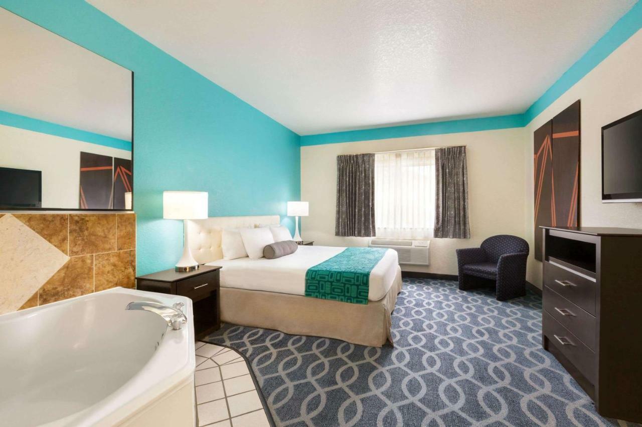 Howard Johnson By Wyndham San Antonio Hotel & Suites Extérieur photo