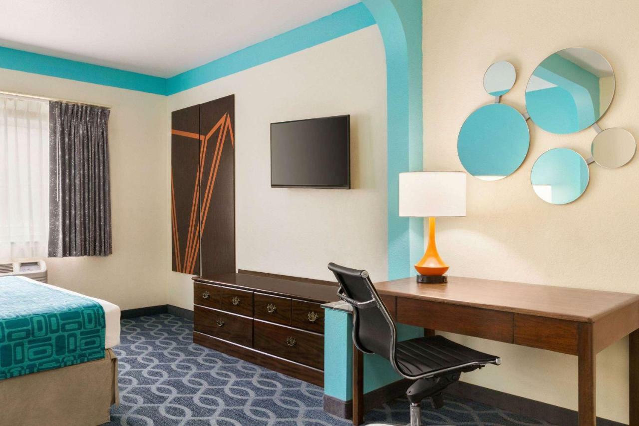 Howard Johnson By Wyndham San Antonio Hotel & Suites Extérieur photo