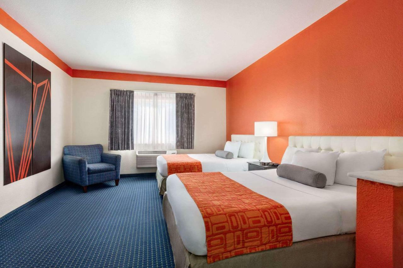 Howard Johnson By Wyndham San Antonio Hotel & Suites Extérieur photo