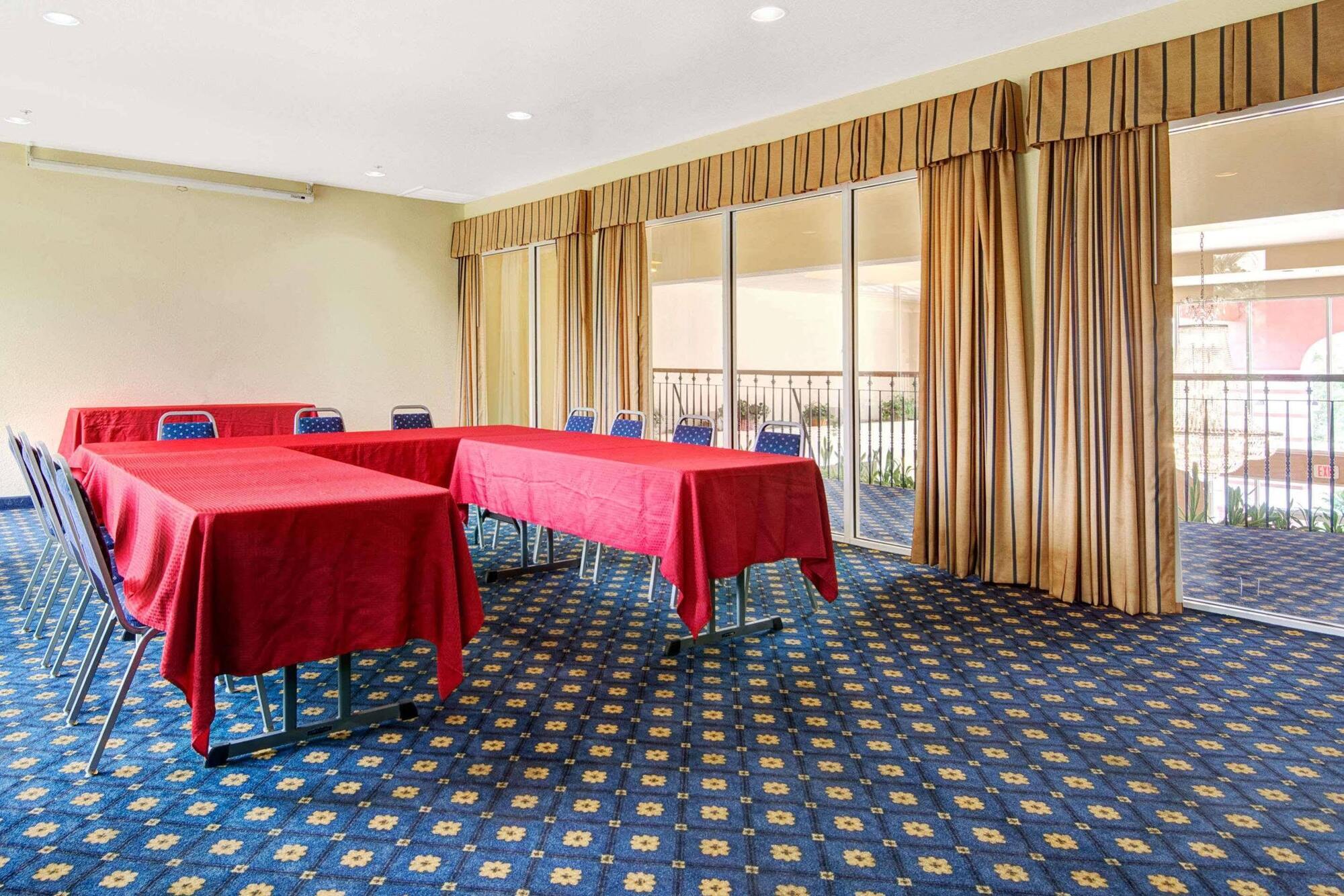 Howard Johnson By Wyndham San Antonio Hotel & Suites Extérieur photo